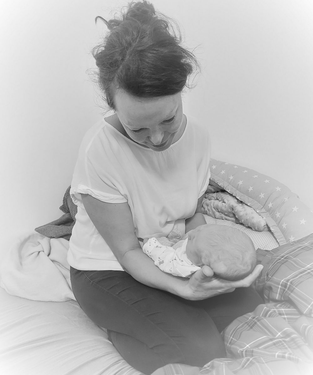 Doula Jasmin im liebevollen Umgang mit Neugeborenen